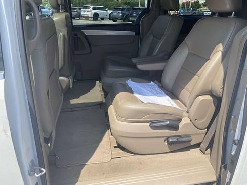 Used 2012 Volkswagen Routan SEL FWD image 9