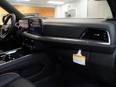 New 2025 Chevrolet Suburban Premier image 32