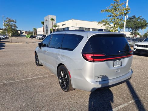 New 2026 Chrysler Pacifica Select image 3