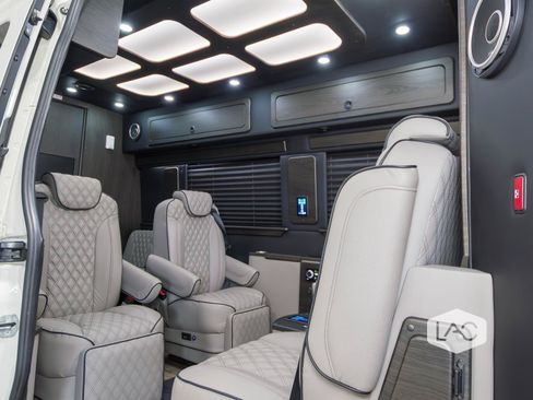 Used 2022 Mercedes-Benz Sprinter 3500 image 4