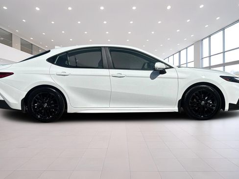 Used 2025 Toyota Camry SE FWD image 3