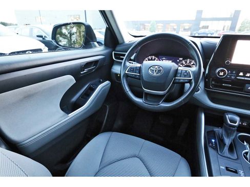 Used 2023 Toyota Highlander LE image 6