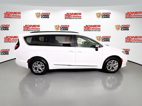 Used 2023 Chrysler Pacifica Limited AWD/4WD image 18