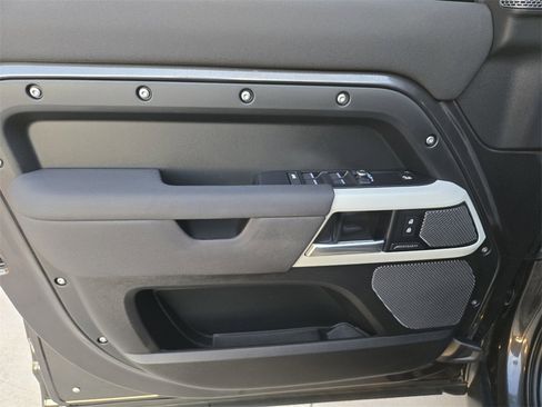 Used 2022 Land Rover Defender 110 S image 33