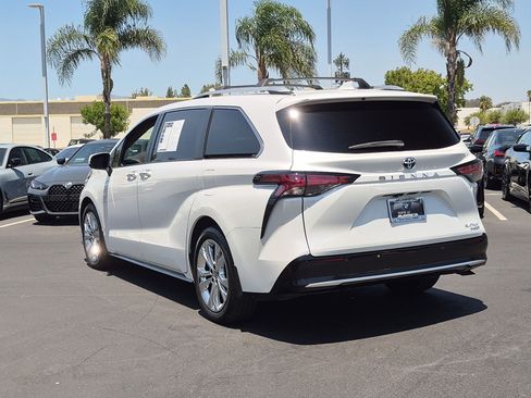 Used 2024 Toyota Sienna Platinum FWD image 8