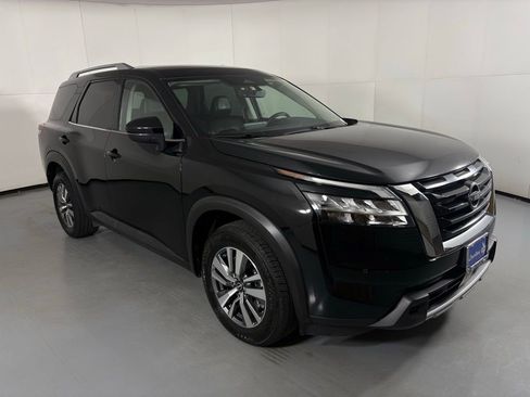 Used 2023 Nissan Pathfinder SL image 2