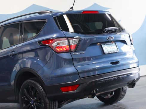 Used 2018 Ford Escape SE w/ SE Sport Appearance Package image 16