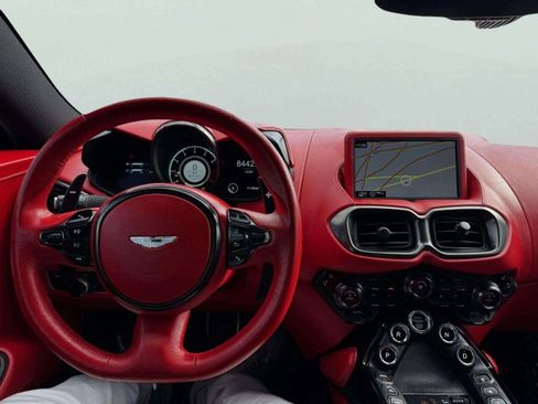 Used 2023 Aston Martin V8 Vantage Coupe image 32