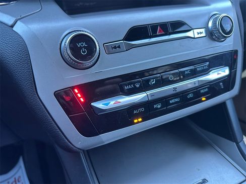 Used 2023 Ford Explorer XLT image 23