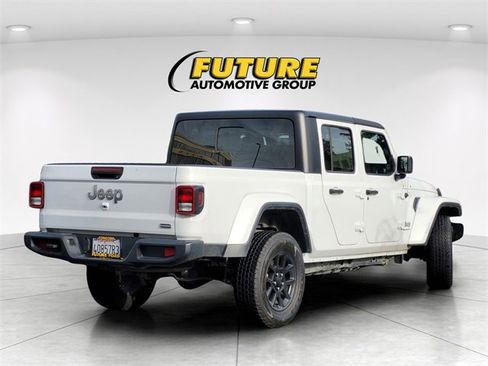 Used 2023 Jeep Gladiator Overland image 5