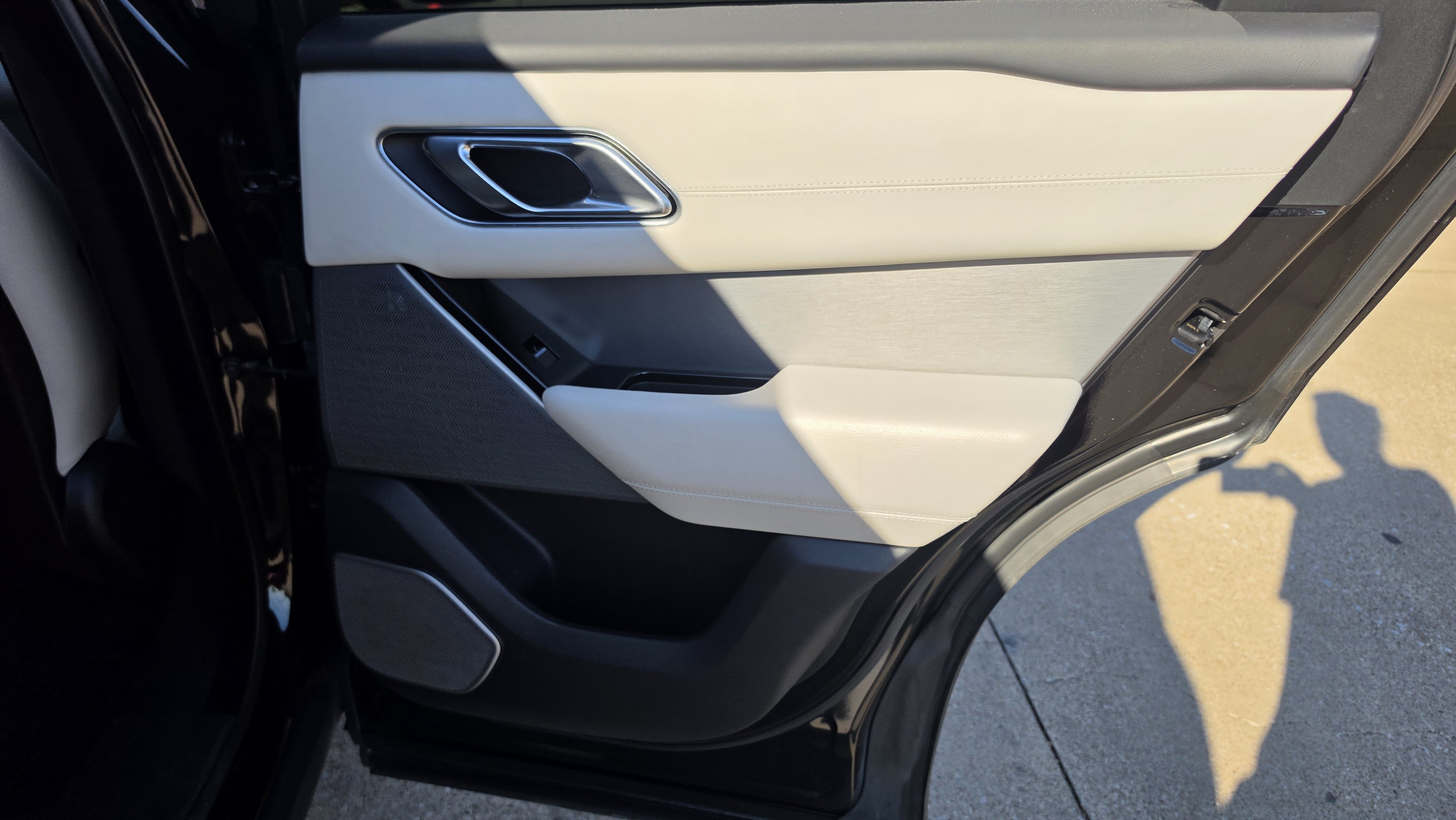 Used 2018 Land Rover Range Rover Velar R-Dynamic SE AWD/4WD image 30