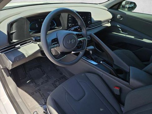 Certified 2025 Hyundai Elantra SE FWD image 18