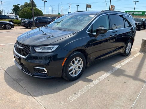 Used 2022 Chrysler Pacifica Touring-L w/ Uconnect Theater Family Group FWD image 2