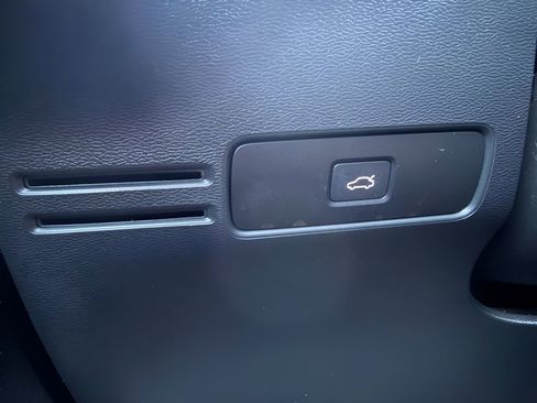 Used 2023 Volvo XC40 B5 Plus image 20