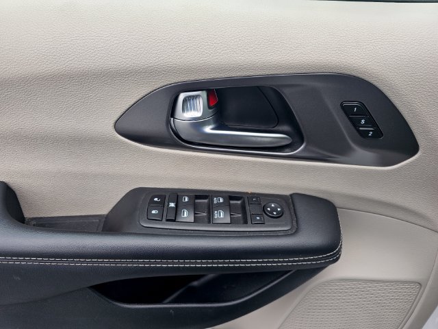 Used 2023 Chrysler Pacifica Touring-L FWD image 30