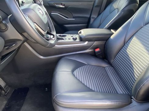 Certified 2025 Toyota Highlander XSE image 6