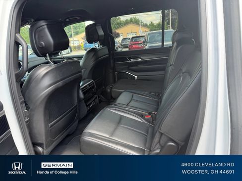 Used 2024 Jeep Wagoneer L Series II w/ Flexible Seating Group AWD/4WD image 12