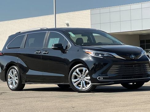 Certified 2023 Toyota Sienna Platinum FWD image 2