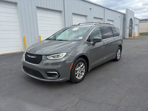 Used 2022 Chrysler Pacifica Touring-L image 3