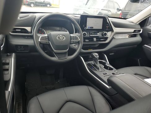 Used 2025 Toyota Highlander XLE AWD/4WD image 9