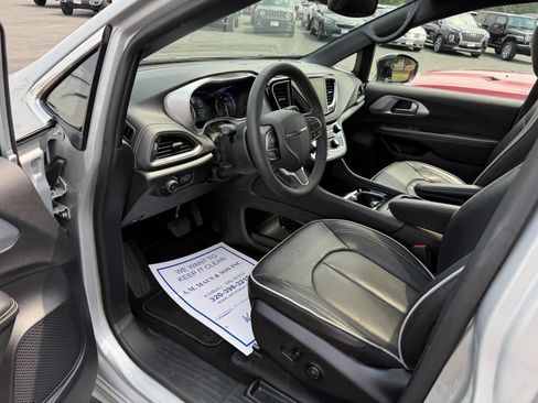 Used 2026 Chrysler Pacifica Limited FWD image 10