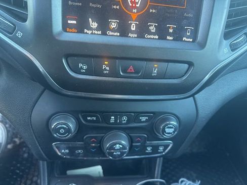 Used 2019 Jeep Cherokee Trailhawk image 10