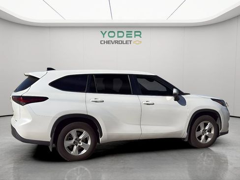 Used 2024 Toyota Highlander LE AWD/4WD image 5