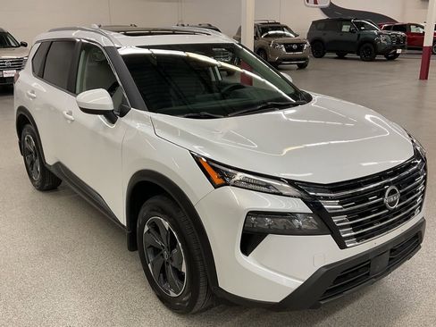 Used 2024 Nissan Rogue SV w/ SV Premium Package image 3