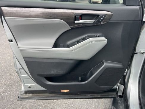 Used 2023 Toyota Highlander Platinum image 28