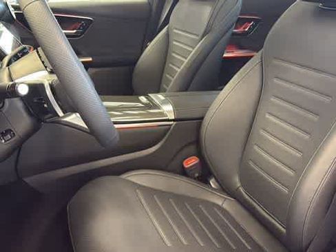 Used 2025 Mercedes-Benz GLC 350e 4MATIC image 27