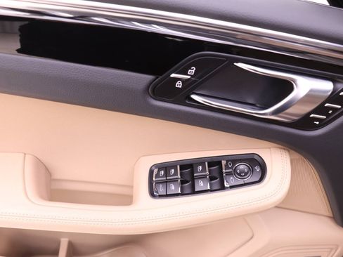 Used 2025 Porsche Macan image 17