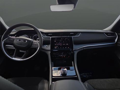 New 2025 Jeep Grand Cherokee Altitude image 5