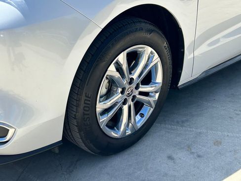 Used 2024 Toyota Sienna Platinum image 9