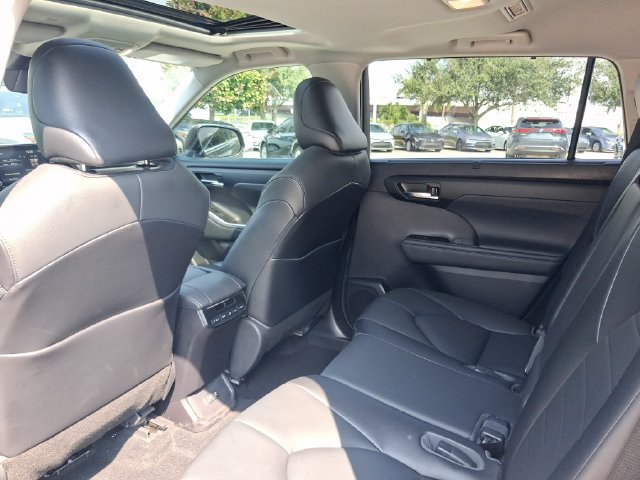 Used 2021 Toyota Highlander XLE FWD image 5