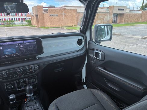 Used 2025 Jeep Wrangler Unlimited Sahara AWD/4WD image 34
