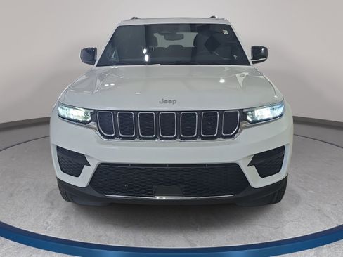Used 2024 Jeep Grand Cherokee Laredo X w/ Luxury Tech Group I RWD image 3