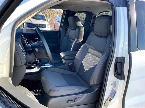 Used 2025 Nissan Frontier SV image 9