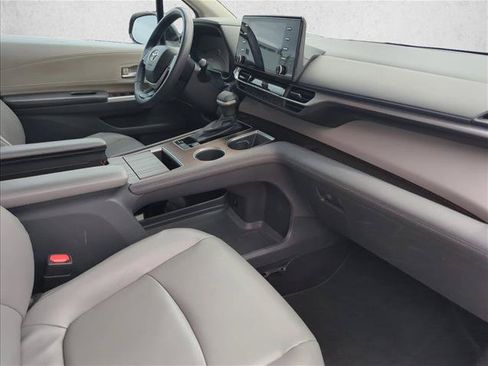 Used 2022 Toyota Sienna XLE FWD image 23