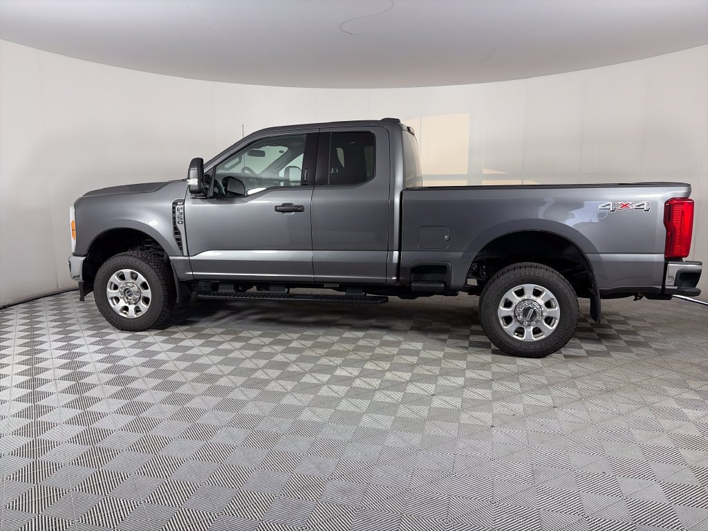 Used 2023 Ford F350 XLT AWD/4WD image 4