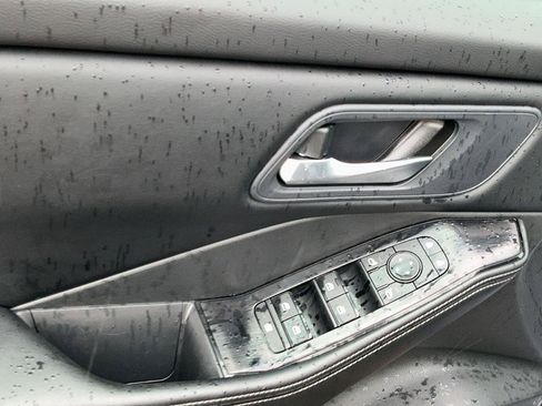 Used 2025 Nissan Rogue SV AWD/4WD image 17
