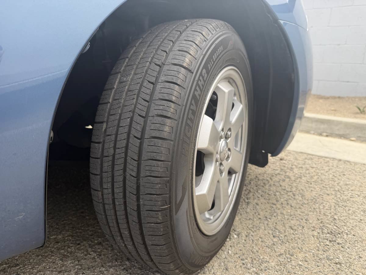Used 2004 Toyota Prius w/ Pkg 5 FWD image 9