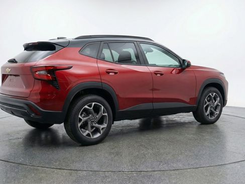 Used 2025 Chevrolet Trax LT w/ LT Convenience Package FWD image 9