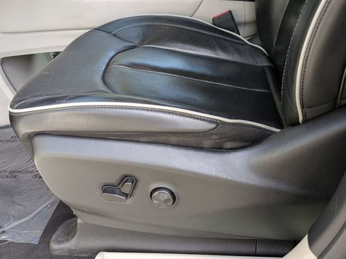 Used 2023 Chrysler Pacifica Limited FWD image 13