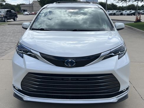 Used 2024 Toyota Sienna Platinum FWD image 5
