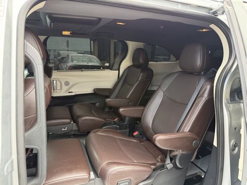 Used 2021 Toyota Sienna Platinum FWD image 6