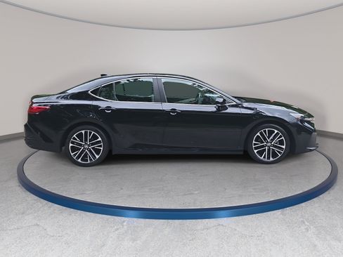 Used 2025 Toyota Camry XLE FWD image 4