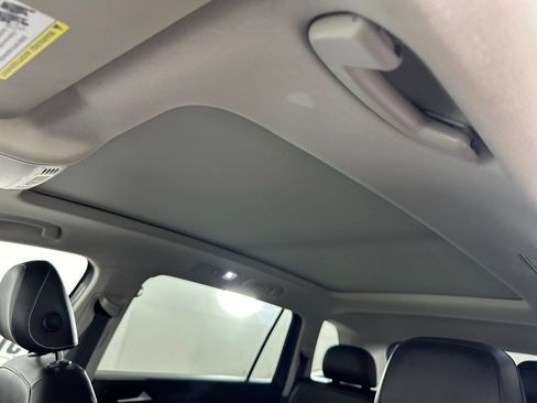 Used 2024 Volkswagen Tiguan SE w/ Panoramic Sunroof Package AWD/4WD image 25