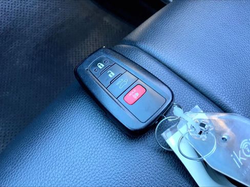 Used 2023 Toyota Highlander XLE image 14