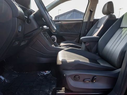 Used 2023 Volkswagen Tiguan SE w/ Panoramic Sunroof Package FWD image 12