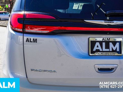 Used 2024 Chrysler Pacifica Touring-L image 13